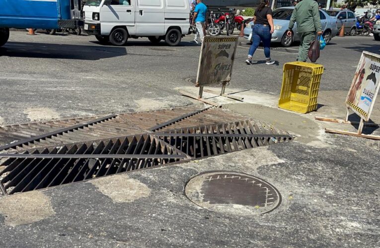 Rellenan hueco al lado de la alcantarilla del Cacique