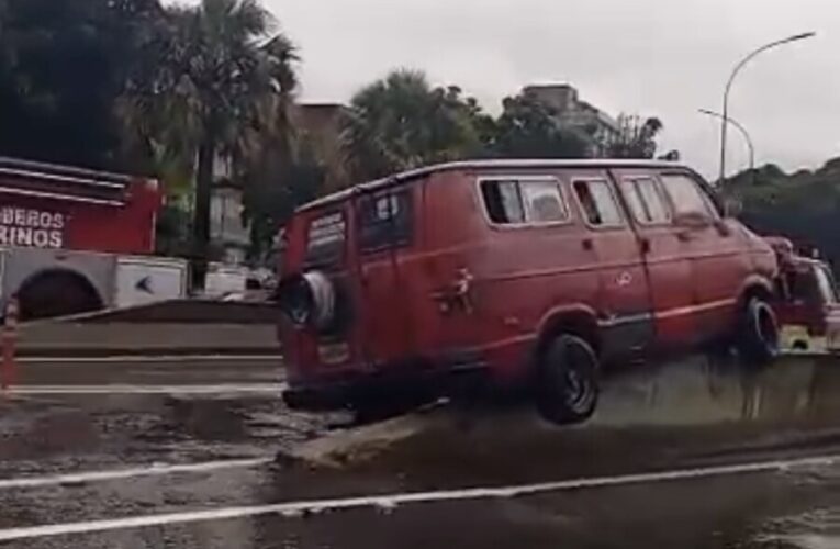 Se coleó por irrespetar el asfalto mojado