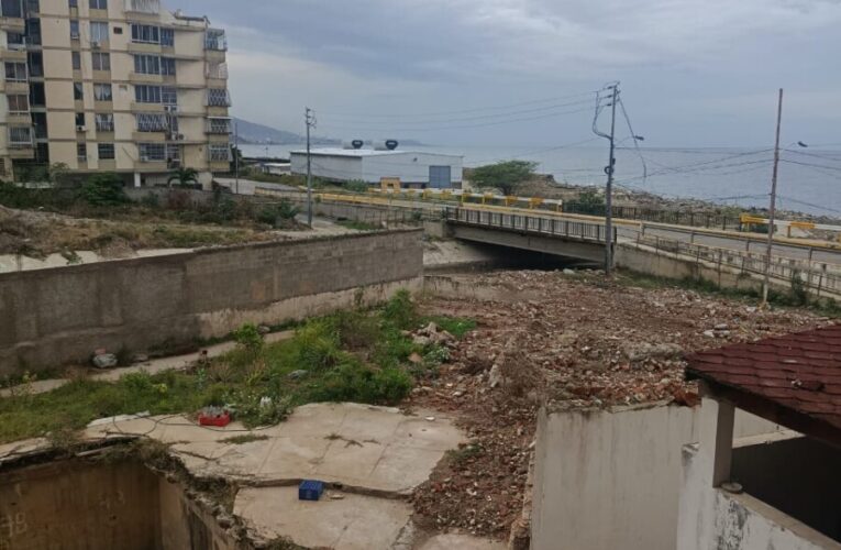 Demolición del Centro América causó daños al edificio vecino