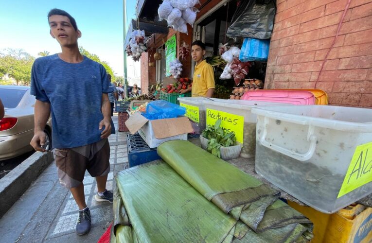 A Bs. 400 la hoja de hallaca frente a Plaza El Cónsul