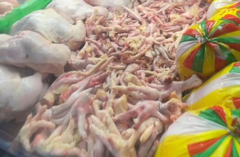 Patas e hígado de pollo contienen alta proteína y son baratos