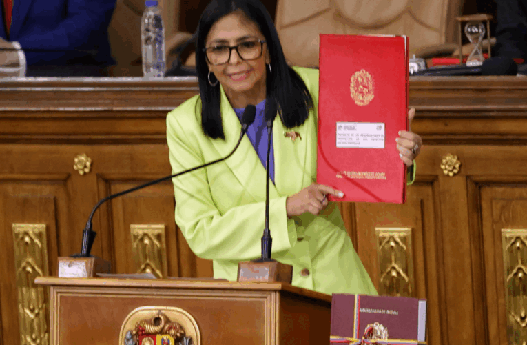 Presidenta entrega reforma de Ley de Hidrocarburos