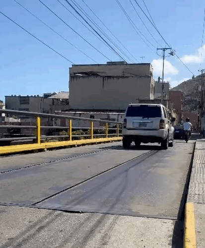 Láminas levantadas en el puente de Quenepe