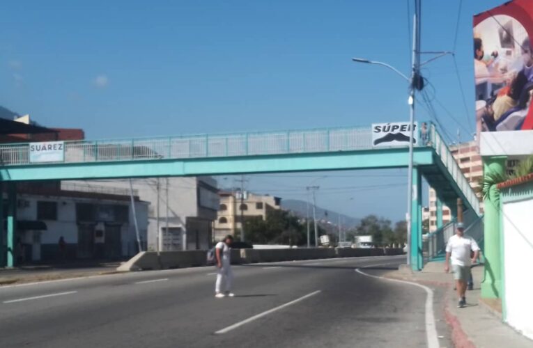 ¡Pasan por debajo de la pasarela!