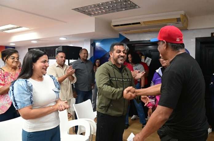 Entregan 102 mil dólares en ayudas médicas de alto costo