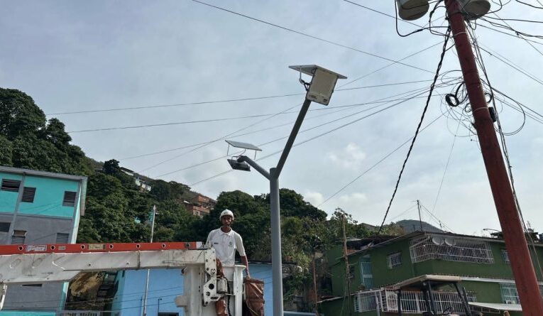 Instalan luminarias solares en la Caracas-La Guaira