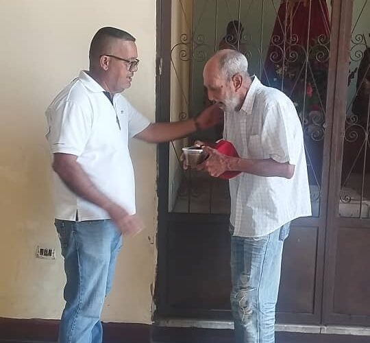 Pastoral Social de Maiquetía restaura calzado para abuelos vulnerables