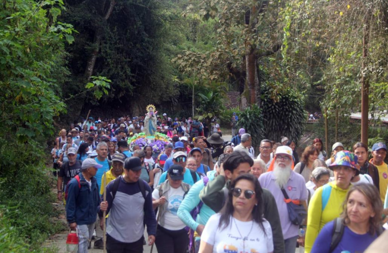 Pablo Modesto con los peregrinos