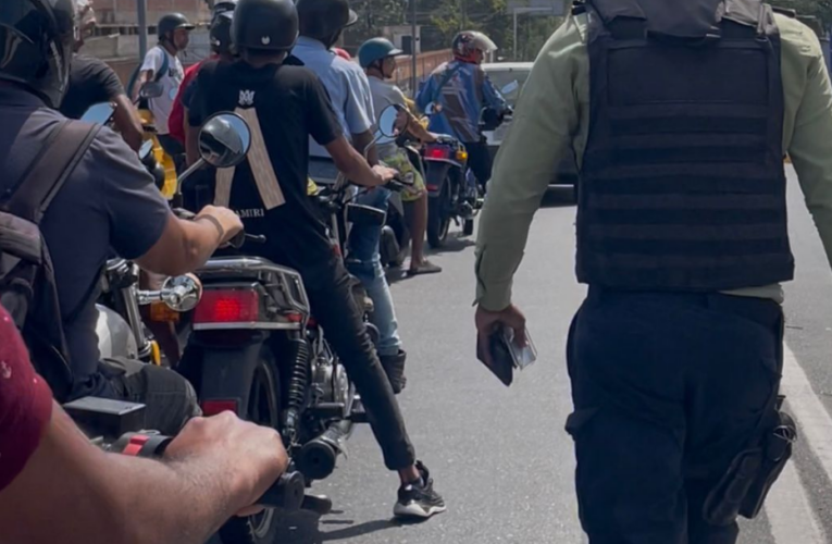 Retienen 40 motos por circular por el elevado de Pariata