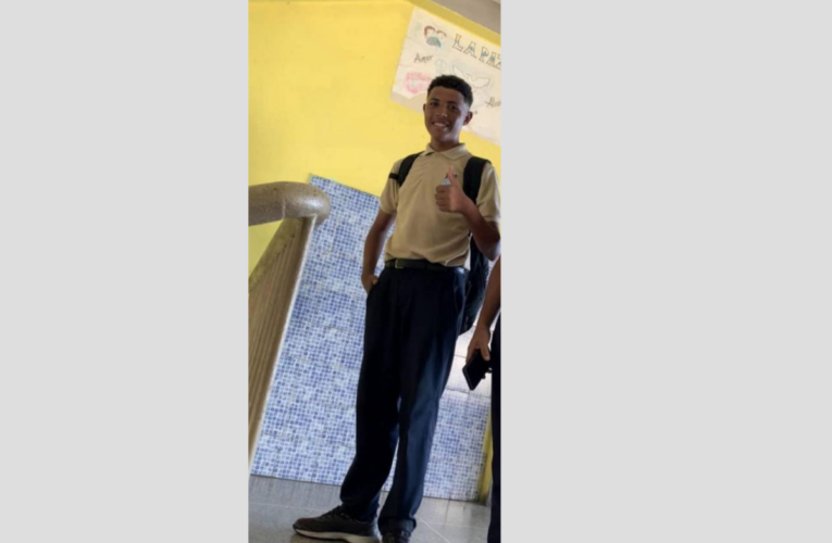 Muere estudiante al caer de buseta