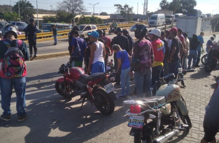 Motorizado herido en choque con policía