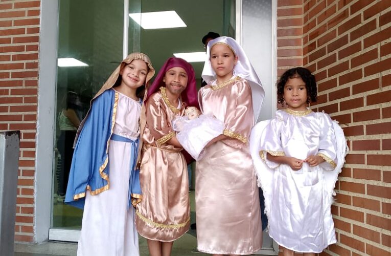 Llevan juguetes a hospitales