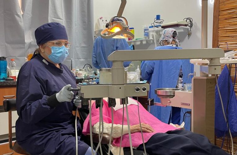 Por falta de dinero les extraen los dientes y pierden la sonrisa para siempre