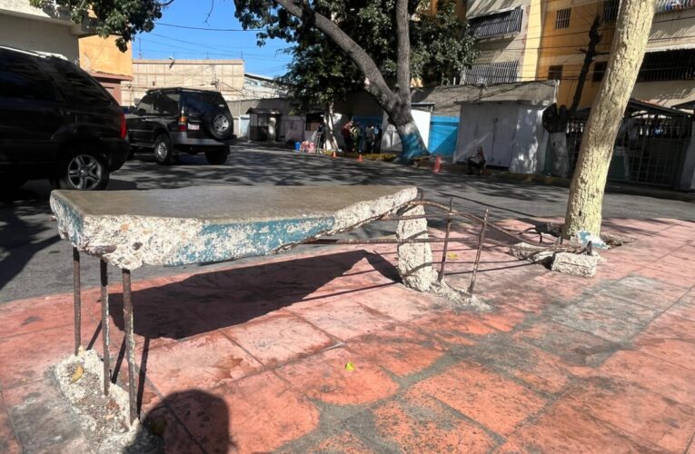 Olvido y salitre consumen plaza de Pariata