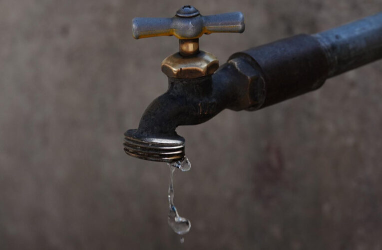 Cortaron el agua en Luisa Cáceres por deuda de $5