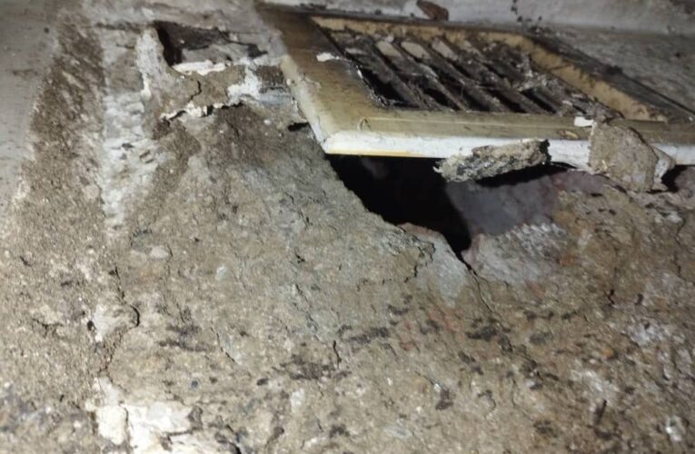 Adulta clama por auxilio ante filtraciones que socavan su apartamento