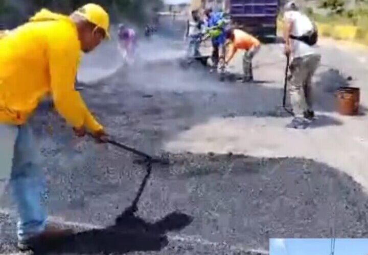 Realizan bacheo en vía de El Junquito
