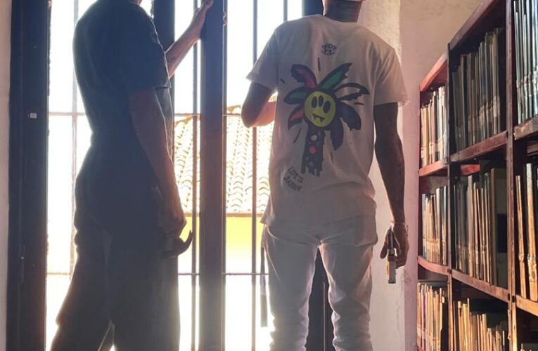 Colocan vidrios en ventanas de la Biblioteca José María España