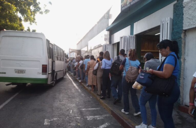 Usuarios atrapados entre la indiferencia del Gobierno y la presión de los choferes