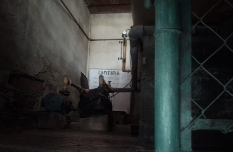 Estudiantes deben llevar agua para echarle al baño en la Sterling