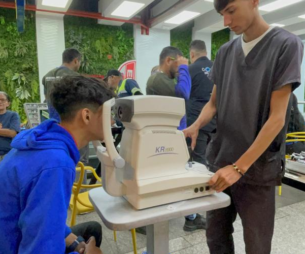 Detectan alto índices de miopía y presbicia en atención visual gratuita