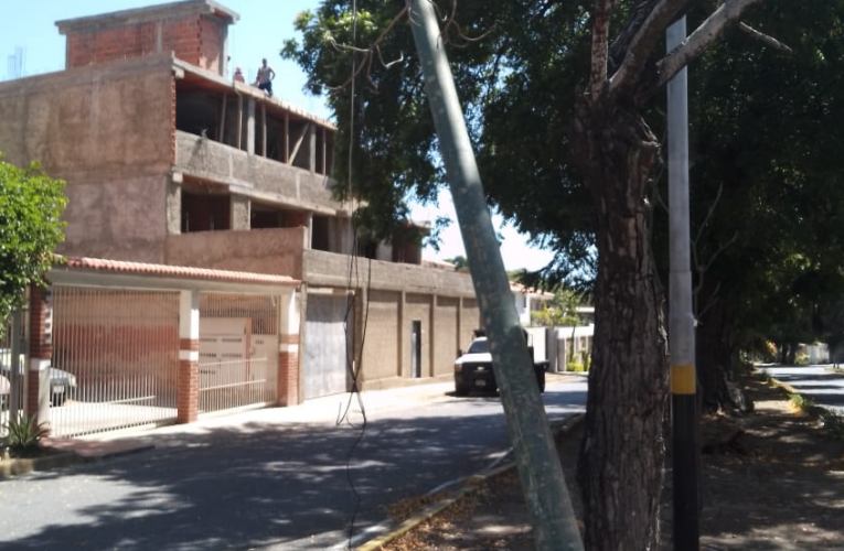 Poste a punto de caer en bulevar de Palmar Este