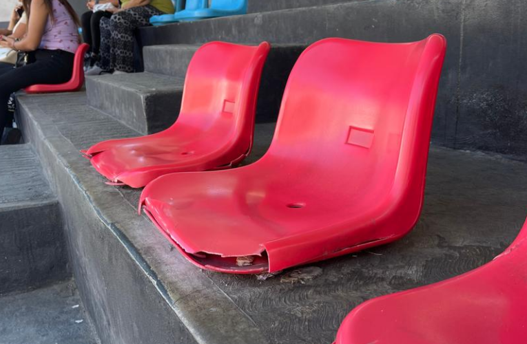 Mal uso deteriora sillas en el Periférico de Pariata