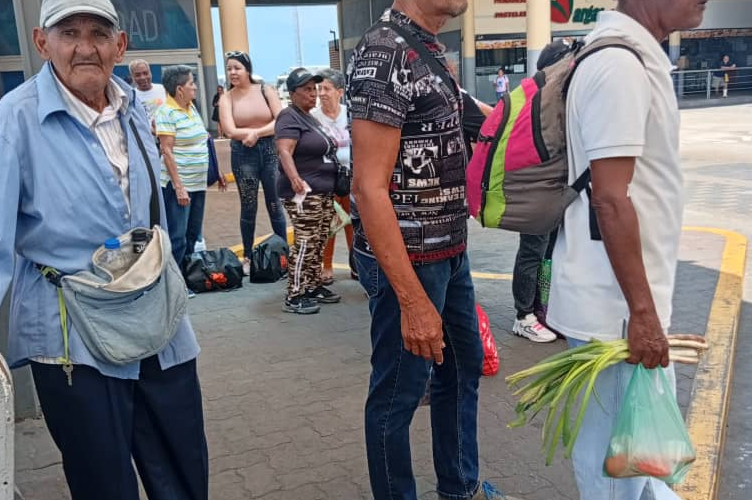 Dos abuelos por buseta para Las Tunitas