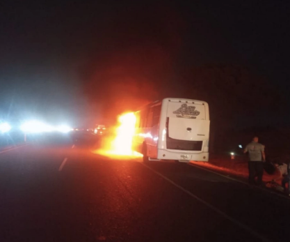 Hacía motopiruetas en la ARCy derrapó chocó con una buseta y murió calcinado