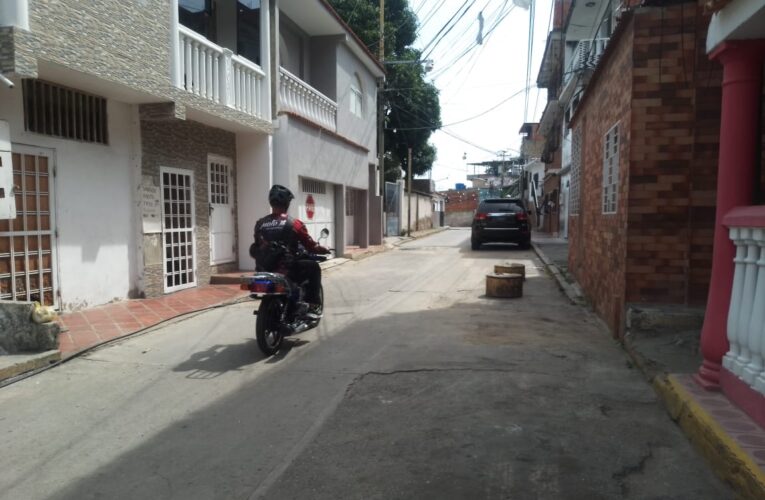 Motorizados hacen caballito en la Calle Orama