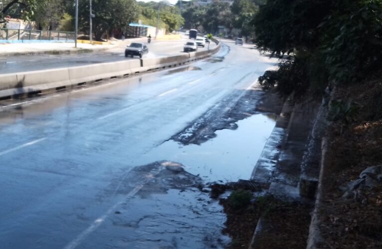 Aguas servidas inundan la Intercomunal de Macuto