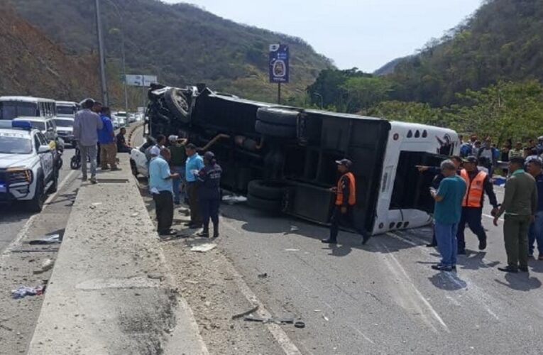 Bus aplastó a un carro en la bajada a Guarenas