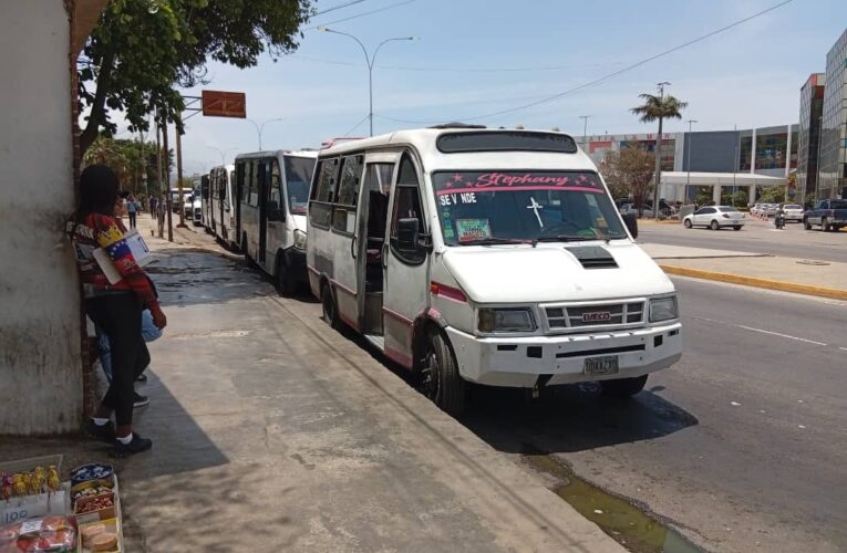 Choferes exigen aumento del cupo de combustible para normalizar el servicio
