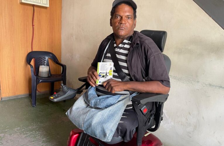 Persona con discapacidad exige rampa y trato digno en servicios funerarios