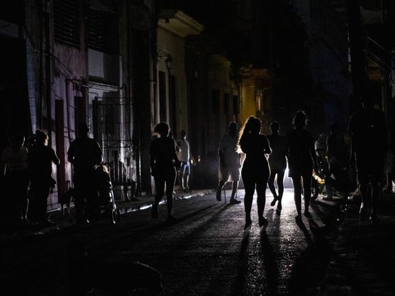 Cuba restablece lentamente la electricidad en su sexto apagón nacional este año
