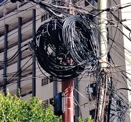 Alerta Corpoelec en El Playón un poste está a punto de caer