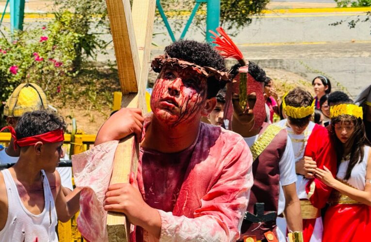 Estudiantes del Juan Pablo II realizaron Viacrucis Viviente