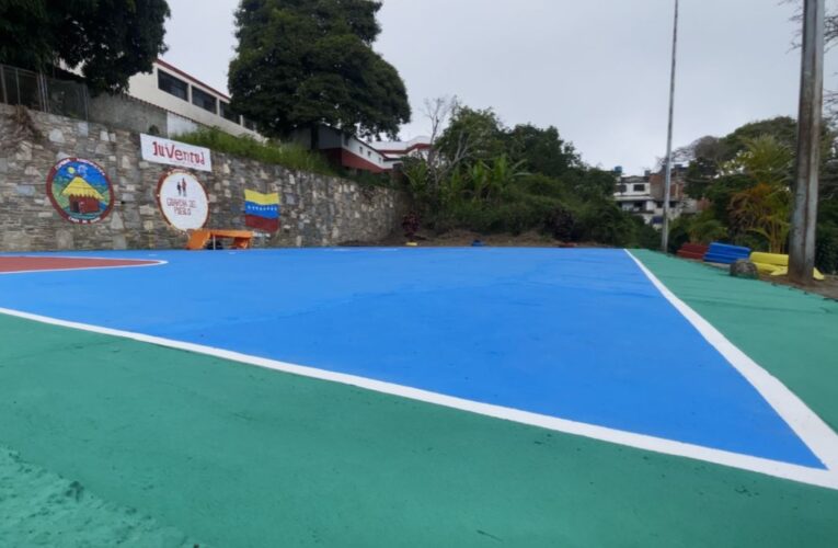 Reinauguran cancha en Carayaca