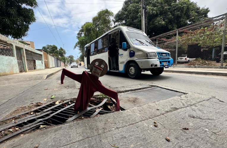 Alcantarilla rota cumple dos años con pura señalización