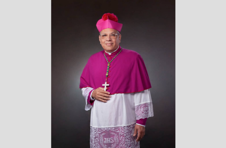 Se convierte en el primer obispo nacido en el Litoral y perteneciente al clero local