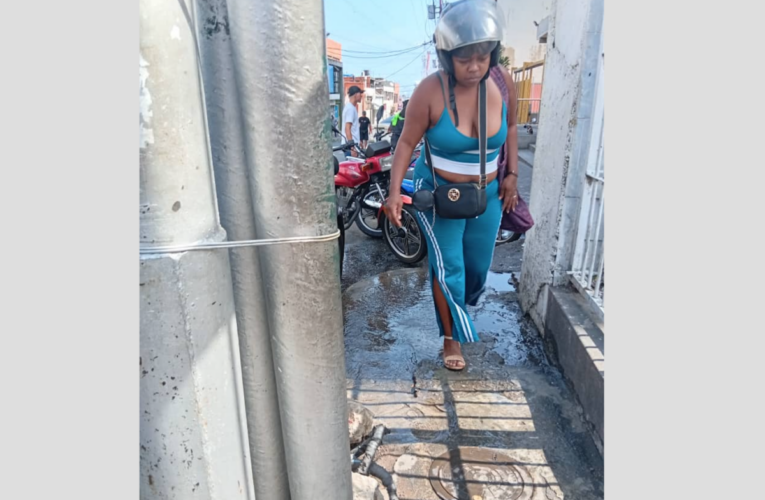 Se pierden miles de litros de agua en Calle Los Baños