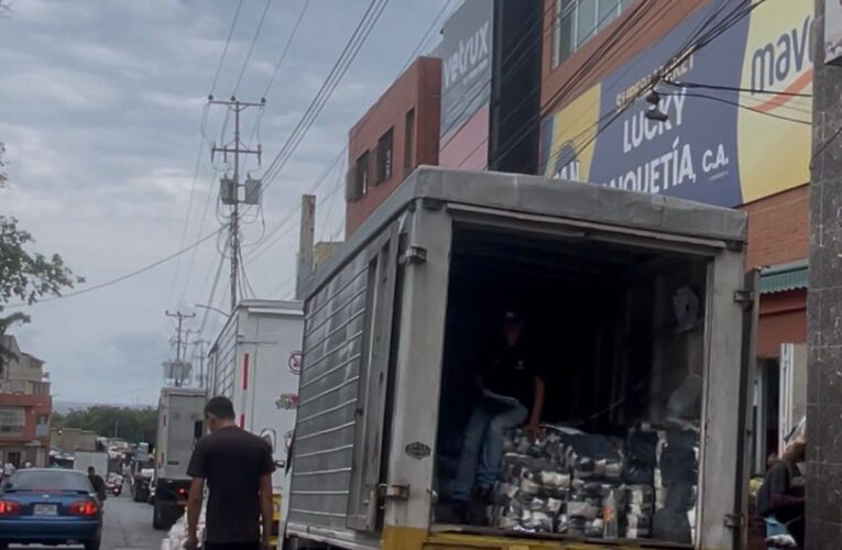 Caos en Maiquetía por vehículos mal estacionados