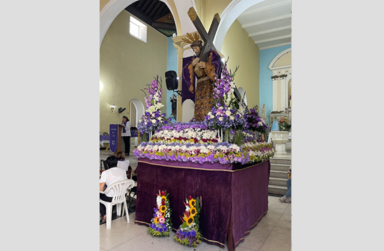 El Nazareno nos enseña como cargar nuestra cruz con ánimo