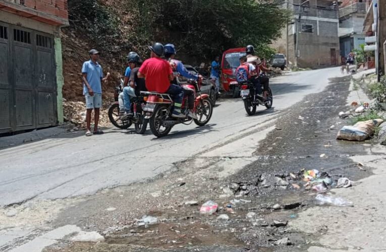 Huecos y aguas servidas en calles de Vía Eterna