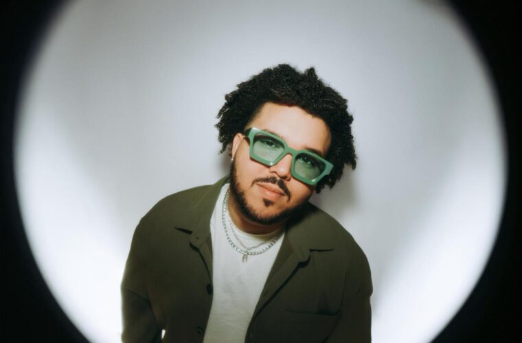 León Yamil le canta a Venezuela