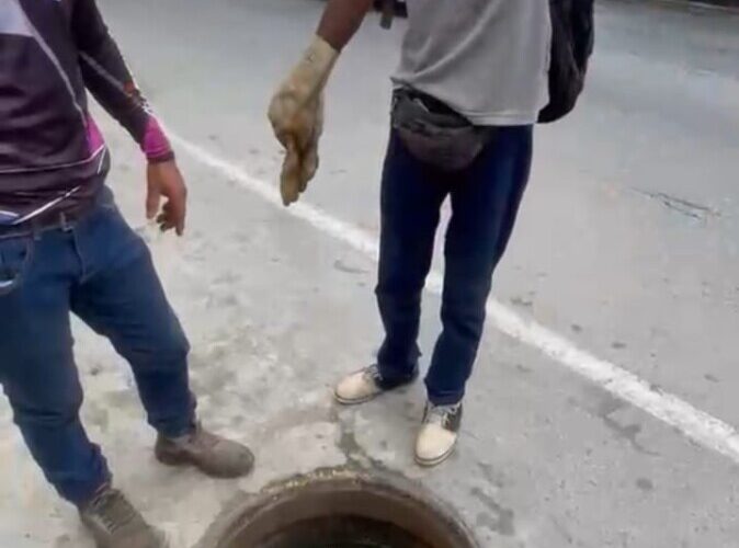 Hidroven atiende colapso de aguas servidas en Macuto