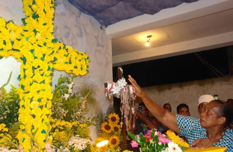 Pariata se prepara para la misa de Cruz de Mayo