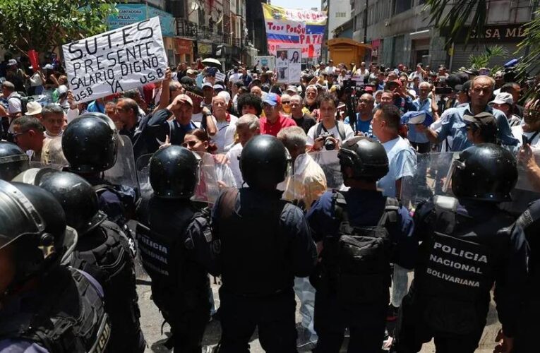 Encontronazo trabajadores-policías