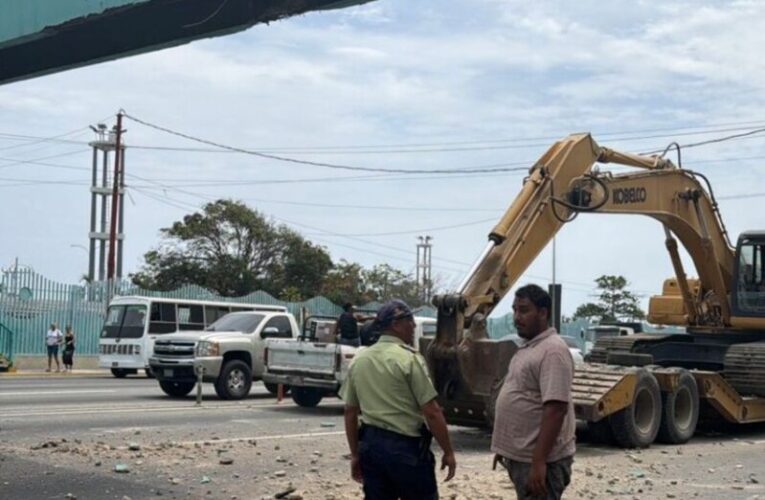 Retroexcavadora impactó pasarela