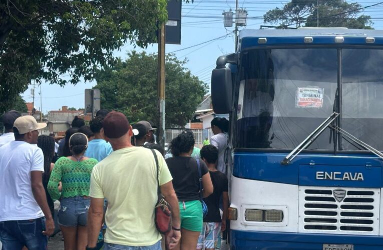 Buses de Caracas suplen falta del transporte local